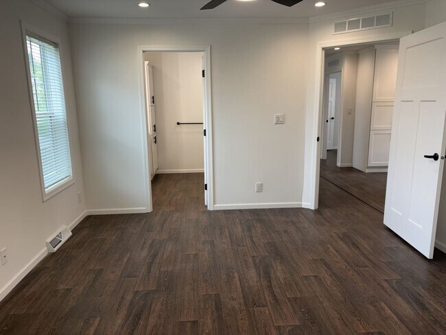 Building Photo - 13910 Burgundy Ave