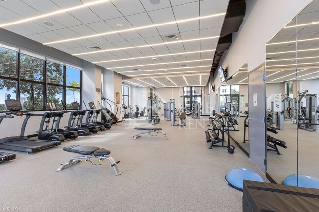 Building Photo - Studio, 1 bath Condo - 3180 Coral Way Spac...