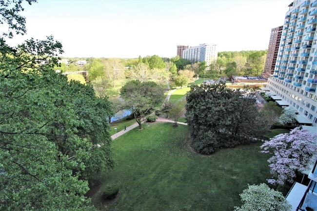 Building Photo - 10401 Grosvenor Pl