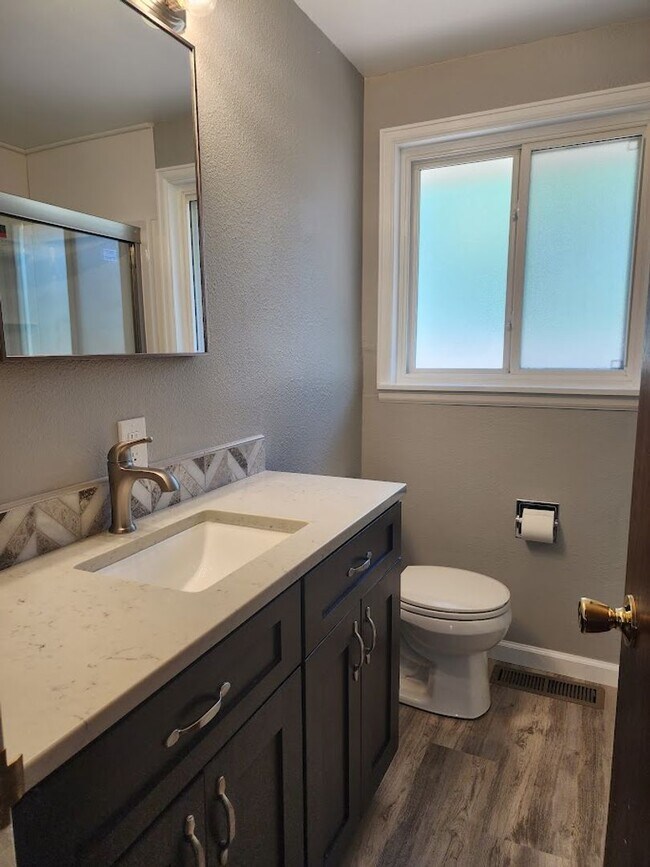 Building Photo - Long Realty & Property Management - 3 Bedr...