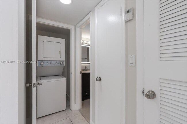 Building Photo - 9180 Fontainebleau Blvd