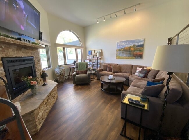 Building Photo - 260 Buckboard Rd