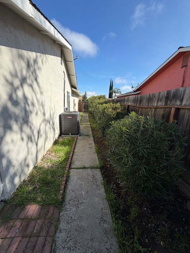 Building Photo - 3 Bed 1 Bath Single Family Home In Pittsburg (Newly Remodeled)