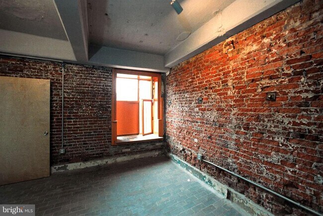 Building Photo - 144-50 W Laurel St