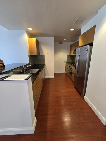 Building Photo - 1050 Brickell Ave