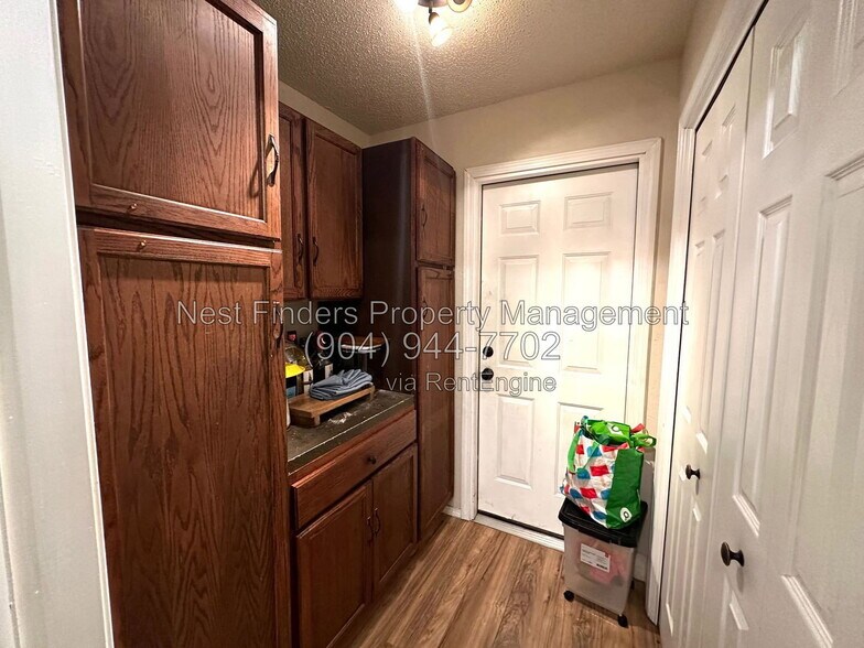 Building Photo - 2051 Oak Water Dr