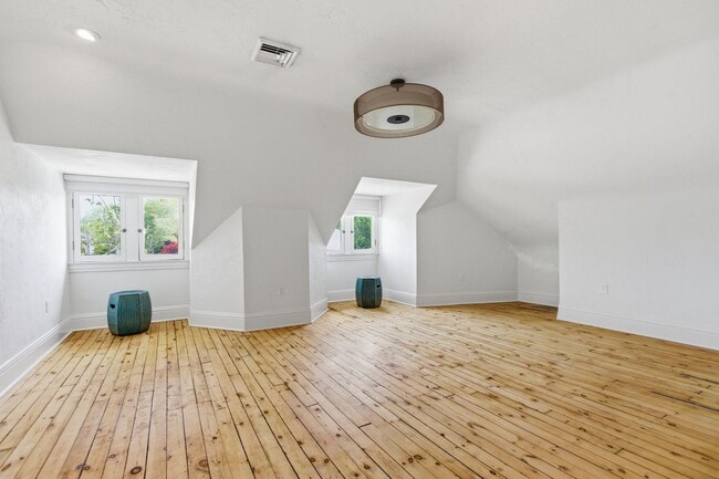 Building Photo - Stunning 5 Bedroom 2.5 Bathroom Home in Squirrel Hill