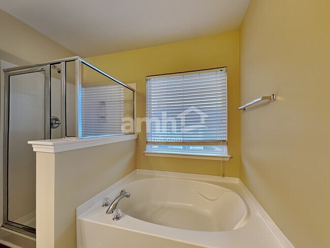 Building Photo - 8821 Shadowglen Dr