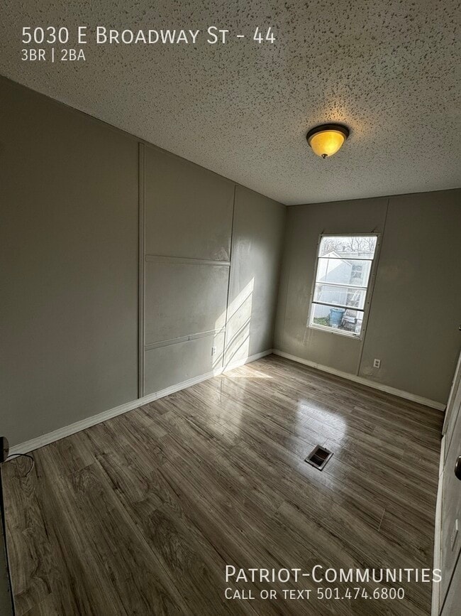 Building Photo - 5030 E Broadway St