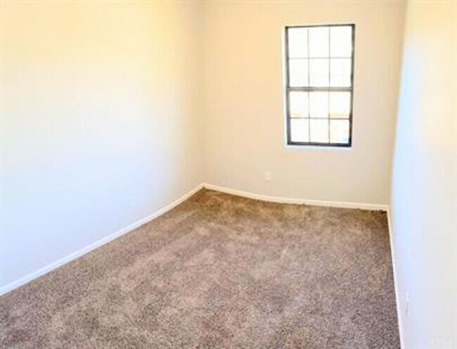 Building Photo - 3 Bedroom Townhome- Convenient Location!