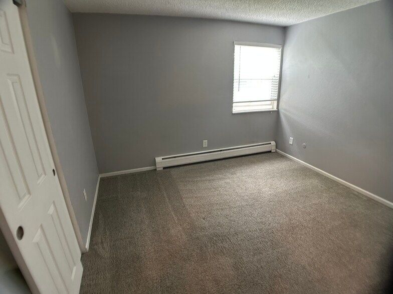Building Photo - 1400 Golden Cir