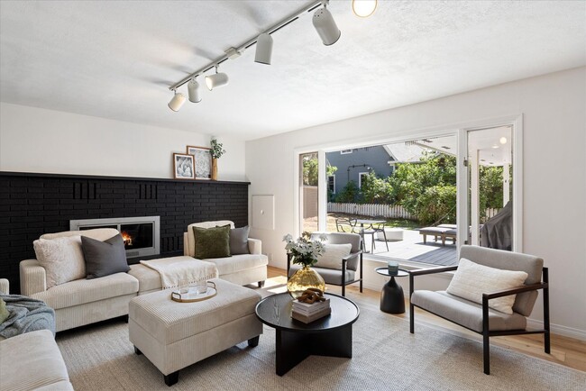 Building Photo - Open Concept Historic Home in Downtown Boz...