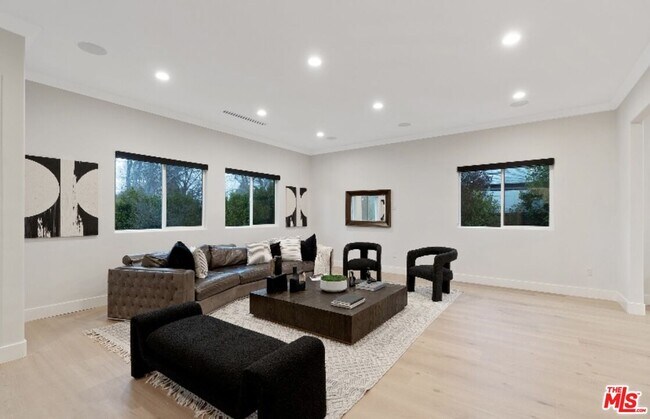 Building Photo - 19148 W Oxnard St