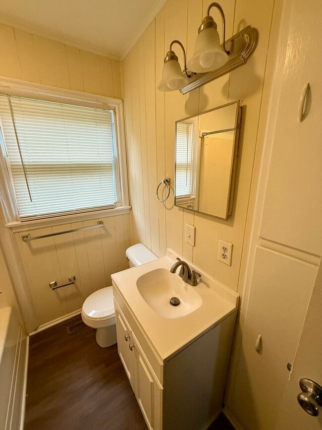 Building Photo - Two bedroom, 1 bath house in Burlington