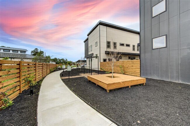 Building Photo - 13103 Honey Suckle Ridge Ln