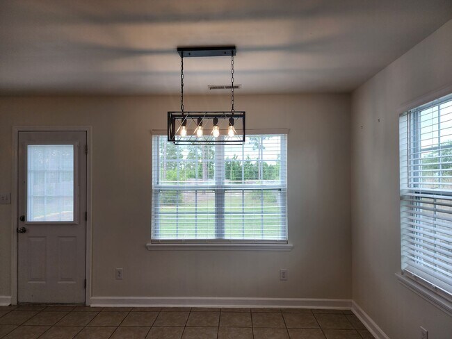 Building Photo - 208 Lockwood Ct