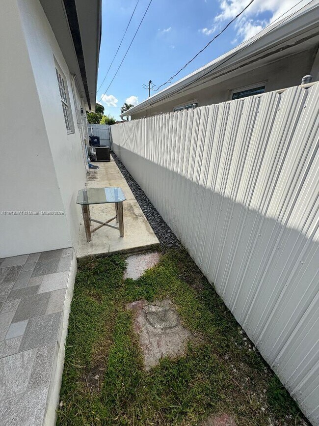 Building Photo - 6865 SW 42nd St