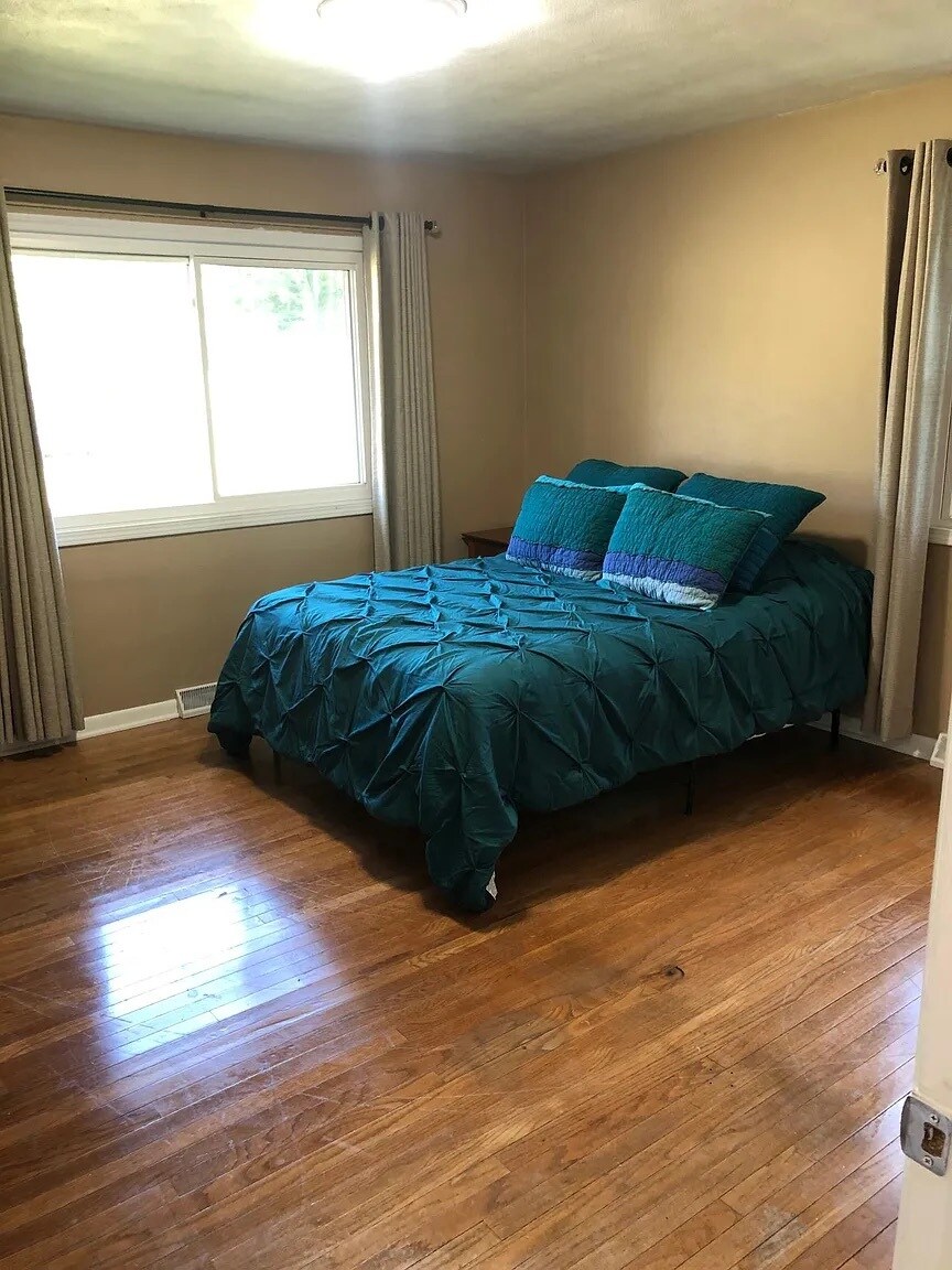 Building Photo - 131 N Hillsdale Dr