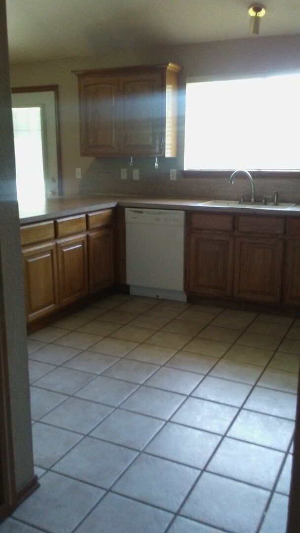 Building Photo - 4 bed 1.5 miles from OU Campus available f...