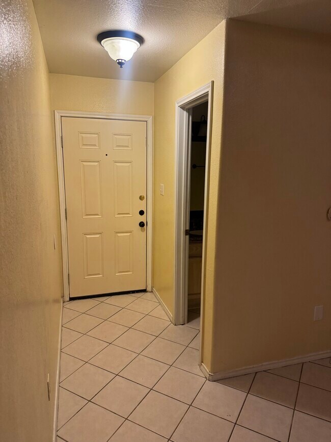 Building Photo - 25 Camino Bronce