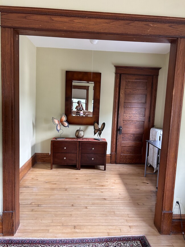 entry foyer w/coat closet - 1825 Taylor St NE