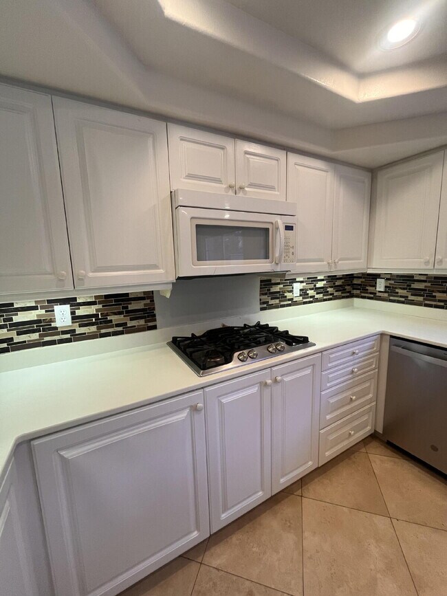 Building Photo - $3,800 - 2 Bed / 2.5 Bath Townhouse in the Crest Del Mar community