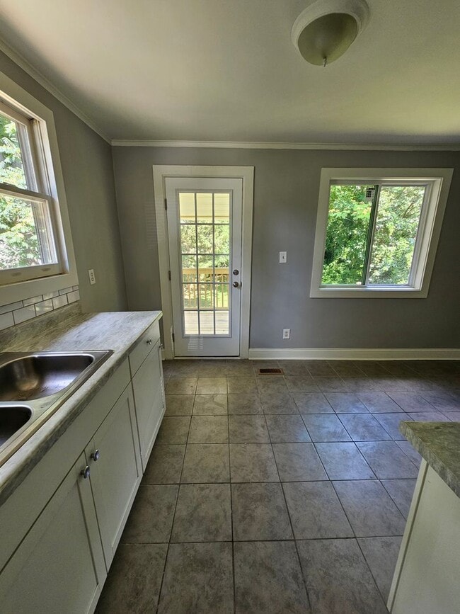 Building Photo - Must see! 2 BR in High Point