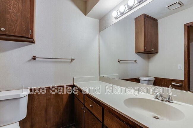 Building Photo - 6004 Paramount Dr