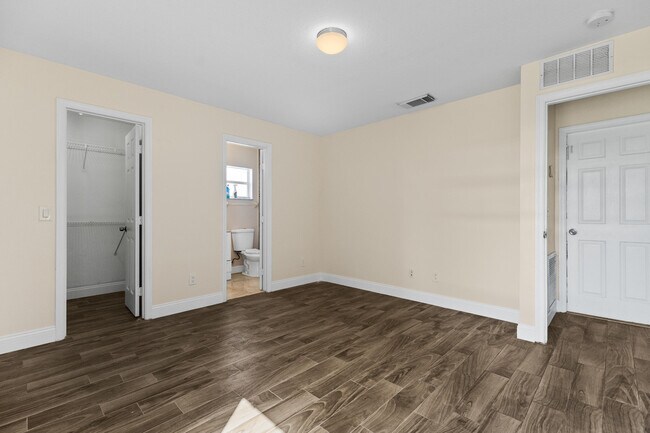 Building Photo - 2110 SW Trenton Ln