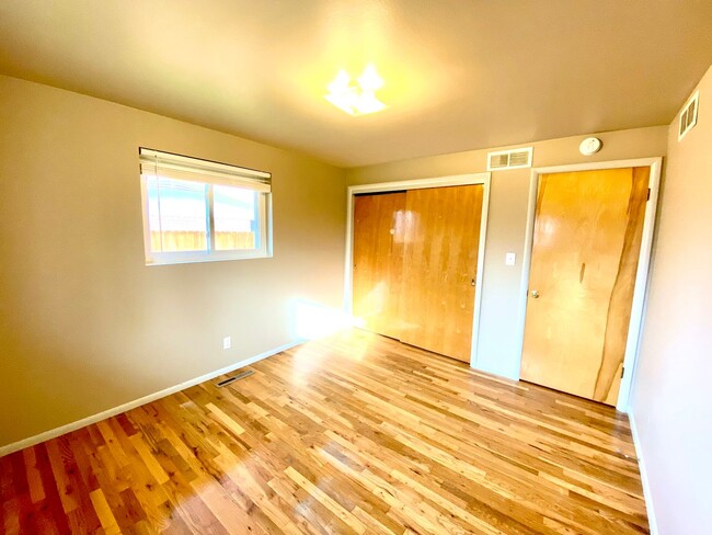 Building Photo - 3 Bedroom, 2 Bathroom Single Level Home ne...