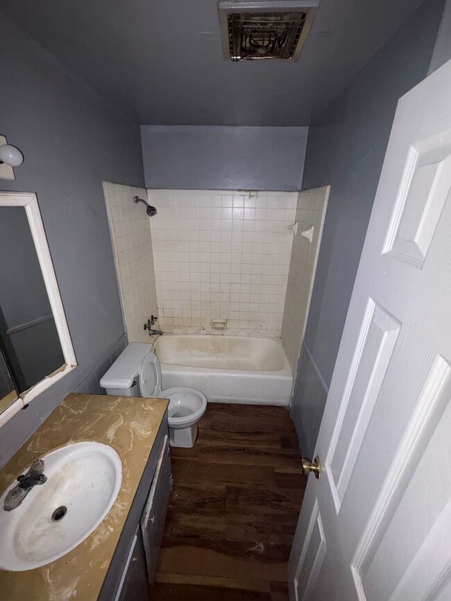 Building Photo - Large 3BR/2BA Home in Southern Hills Rent $1,300 / Deposit $1,100