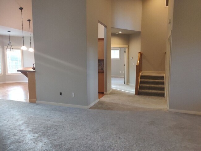 Building Photo - Stunning 4x2 with all bedrooms on the main...