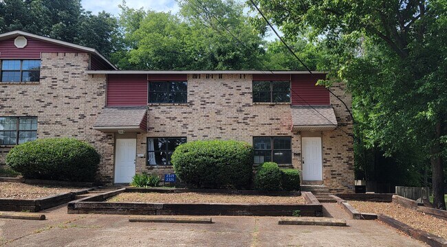 Building Photo - 2 Bed/ 1.5 Bath Townhouse