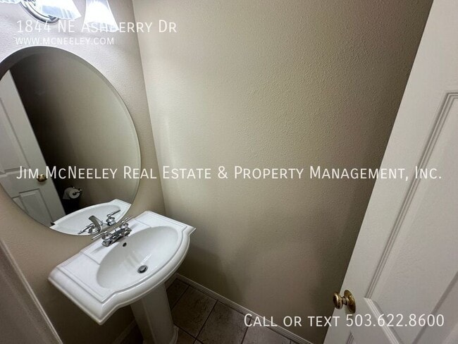 Building Photo - 1844 NE Ashberry Dr