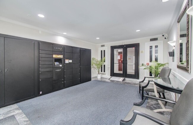 Building Photo - 357 N Post Oak Ln