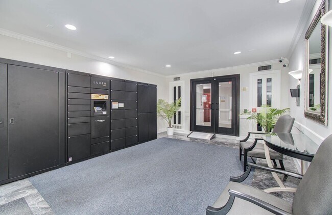 Primary Photo - 357 N Post Oak Ln