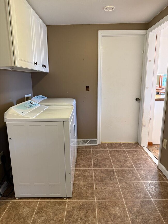 Building Photo - 558 Shippensburg Rd