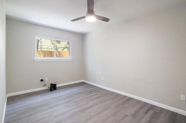 Building Photo - 2121 Trede Dr