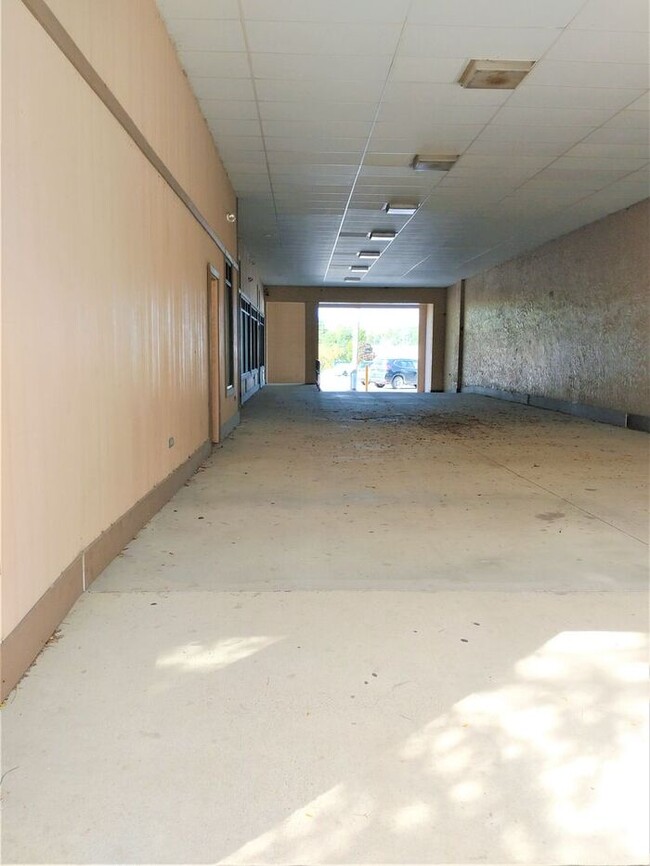 Building Photo - FOR LEASE- Prime Downtown Oelwein Commerci...