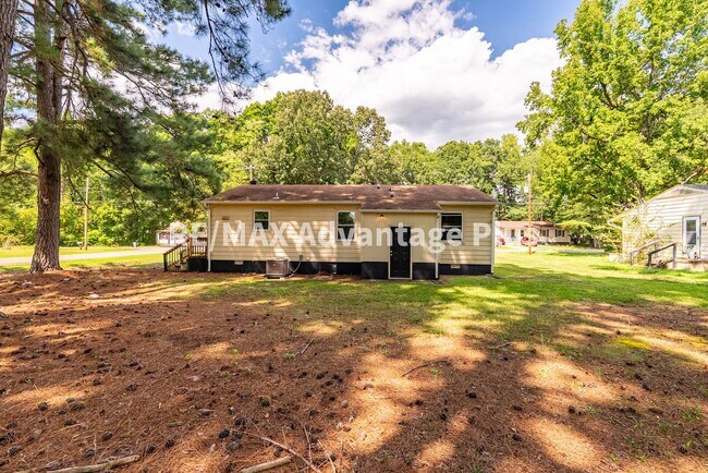 Building Photo - 4 Bedroom Home in Blackstone!