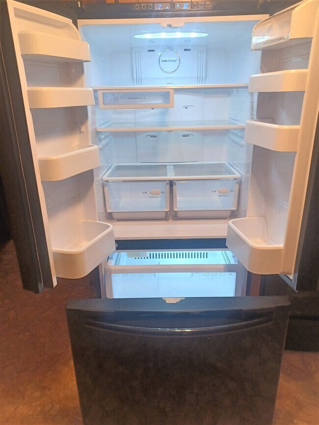 Building Photo - 219 Thompson St