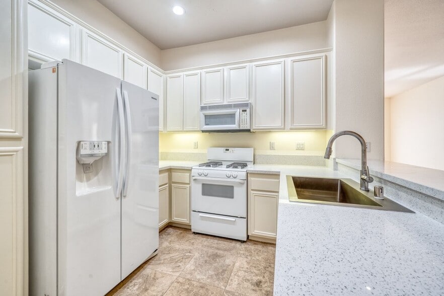 Building Photo - 1133 Jewett Dr