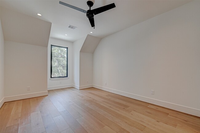 Building Photo - 1506 W 43rd St