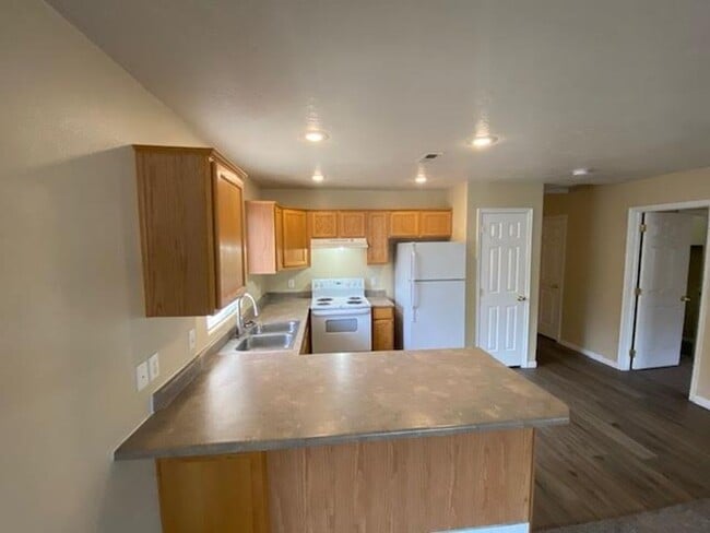Building Photo - 3 Bedroom, 2 Bathroom Twin Home