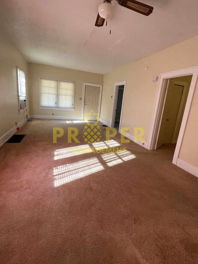 Building Photo - 2 bedrooms 1 bathroom house