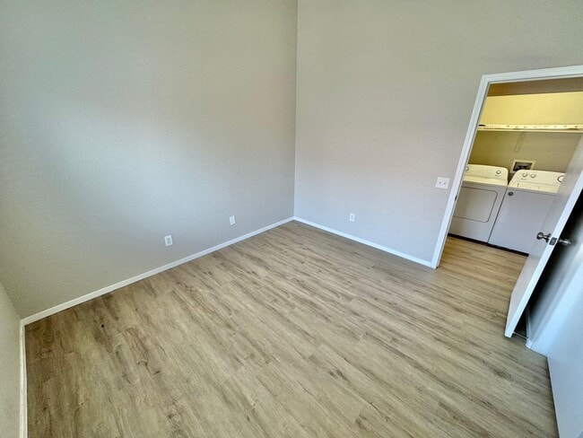 Building Photo - STUNNING 2 BEDROOM / 2 FULL BATH CONDO UNI...
