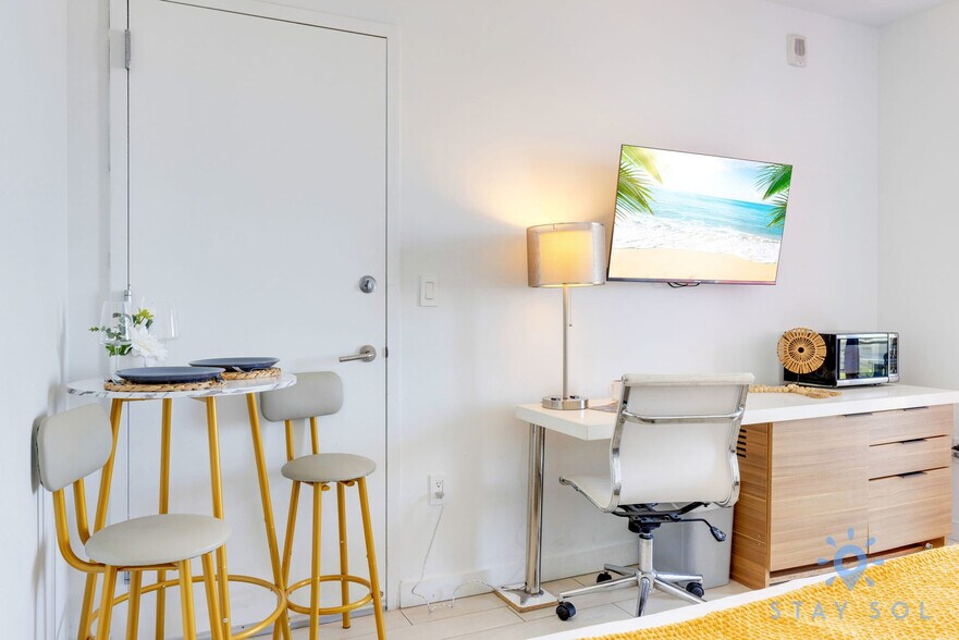 Building Photo - 2602 E Hallandale Beach Blvd