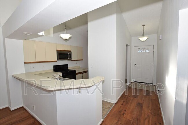 Building Photo - 525 E Lake Cir