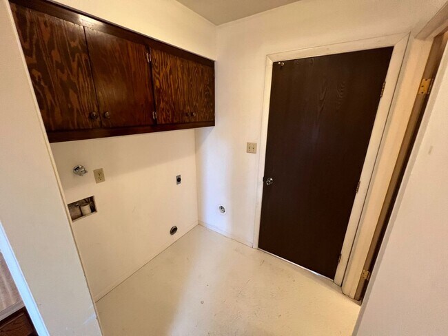 Building Photo - 3 Bedroom, 1.5 Bath Townhome W/ Attached S...