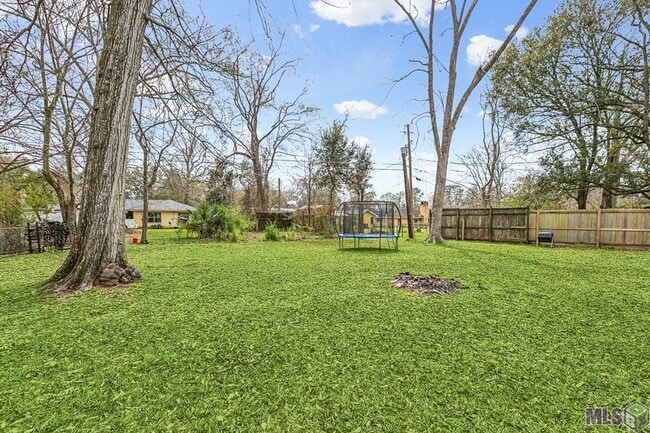 Building Photo - 9152 Woodbine St